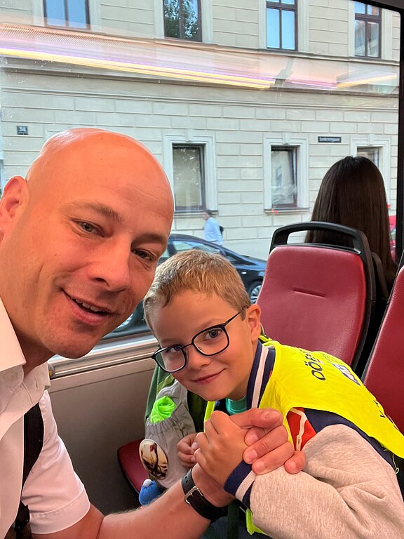 Martin_Hajart_mit_Sohn_Matthias_am_Schulweg.jpg  