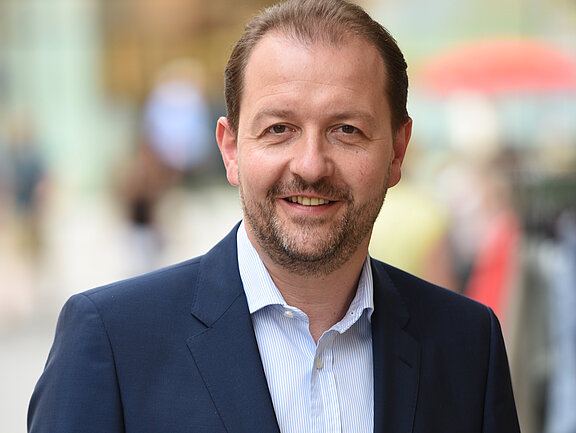 6955_BB_Porträt_hoch_Foto_Röbl.JPG  