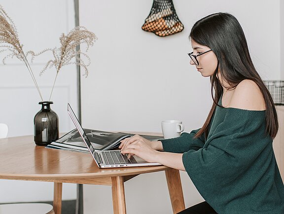 Home_Office_Laptop_zu_Hause_Arbeit_Pexels_Vlada_Karpovich_250820.jpg  