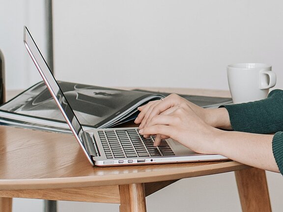 Home_Office_Laptop_zu_Hause_Arbeit_Pexels_Vlada_Karpovich_250820.jpg  