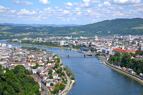 Linz_Ausblick_Urfahr_Donau_Nibelungenbrücke_Tourismusverband_091213.jpg  