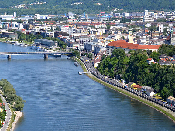 Linz_Ausblick_Urfahr_Donau_Nibelungenbrücke_Tourismusverband_091213.jpg  